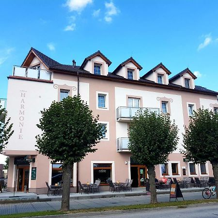 Wellness Hotel Harmonie Trebon Bagian luar foto